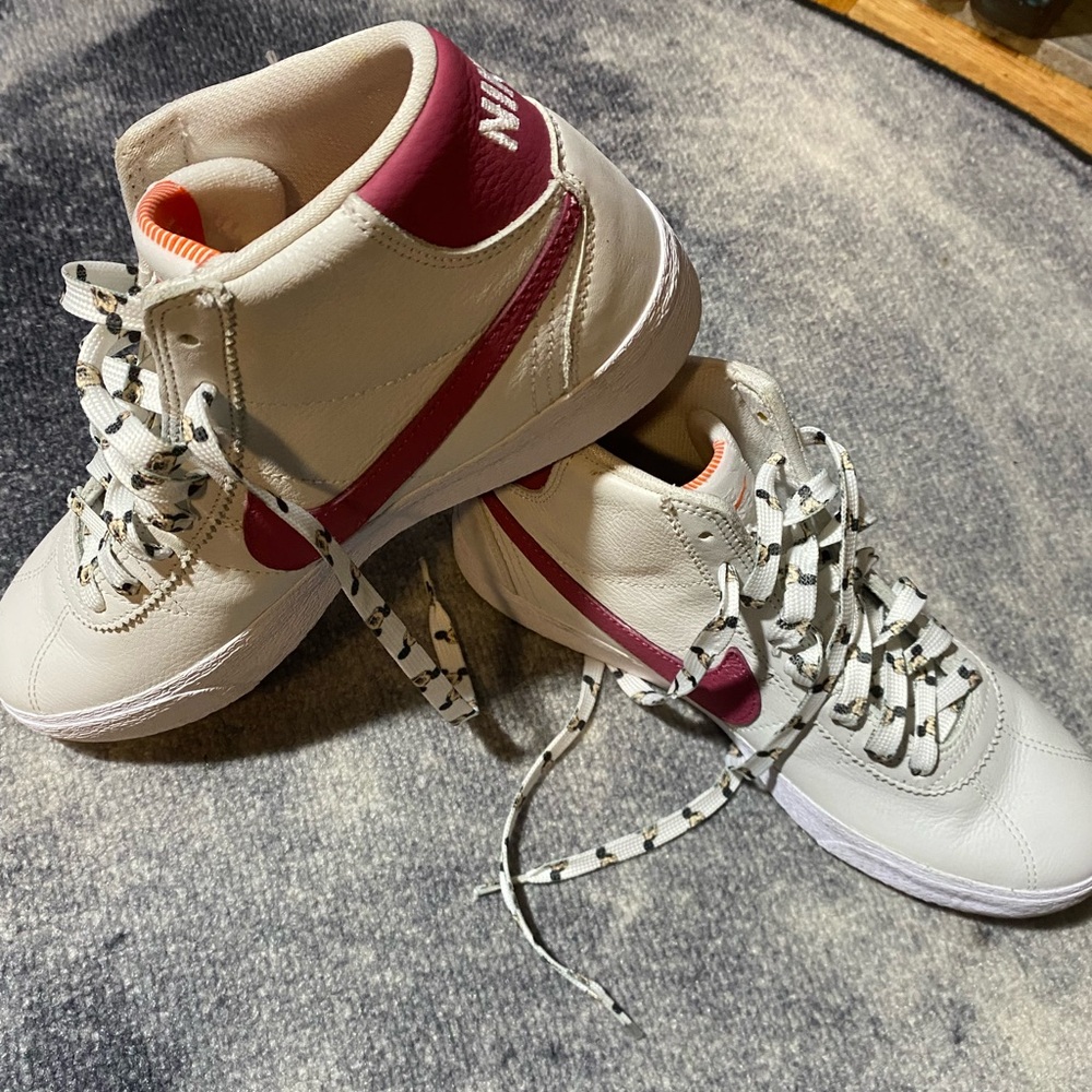 Brand new white and pink Nike ankle sneakers size 8.5